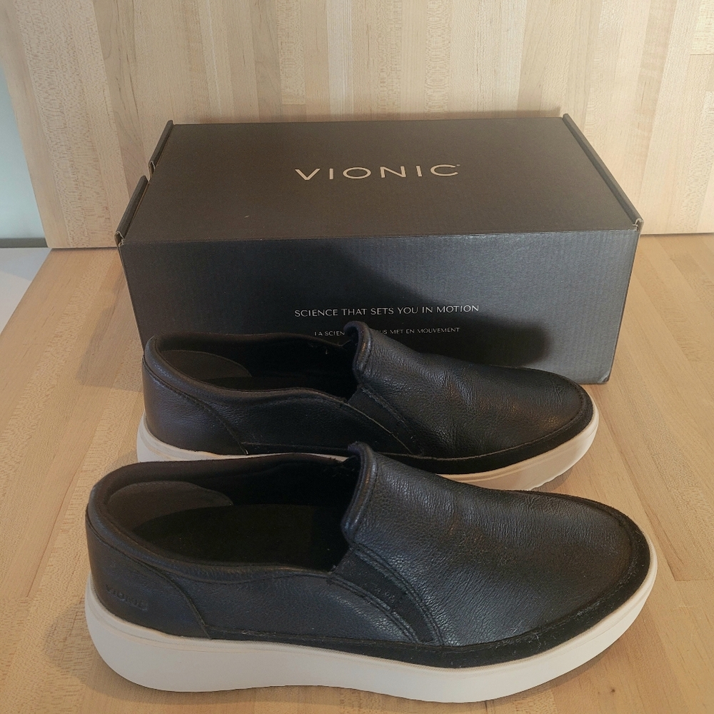 Vionic Kearney Black Leather Women's Loafer. Size 9
